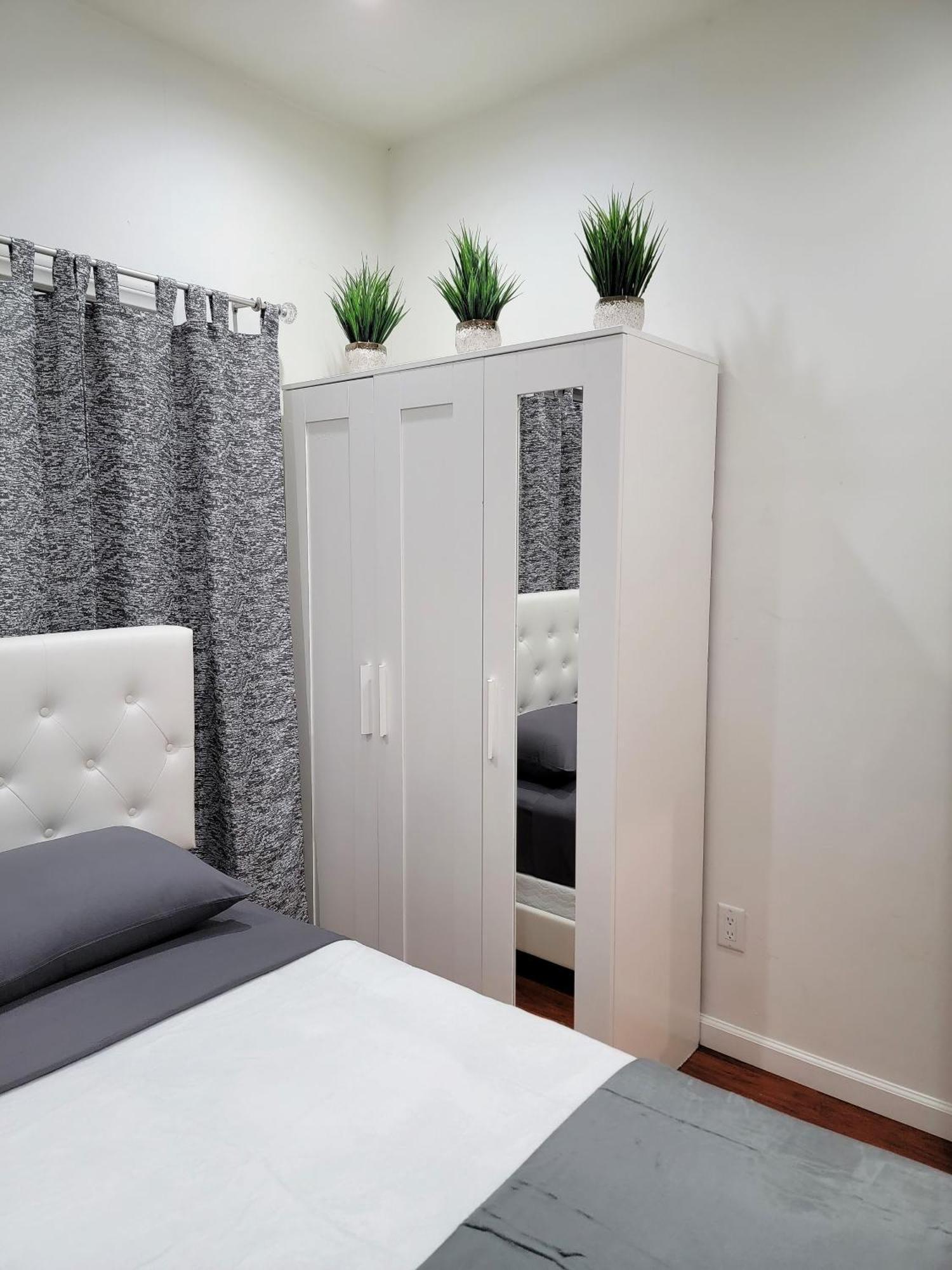 Budget Beverly Hills Style 2 Bedroom Apt - 5 Minutes From Rodeo Drive